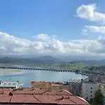 El Pilar Con Vistas A La Bahia Y A Picos *