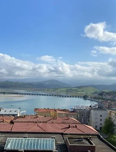 El Pilar Con Vistas A La Bahia Y A Picos *