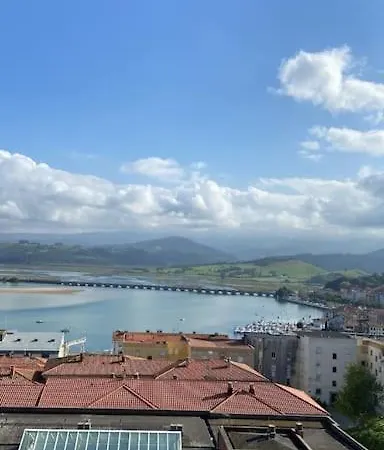 El Pilar Con Vistas A La Bahia Y A Picos *